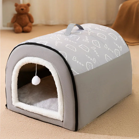 panier chien referme de couleur gris avec du rembourrage. Le panier chien est durable et il est de couleur gris. Le panier chien est posé dans une salle claire avec en fond un ourson brun. Image produit Boutiquechien