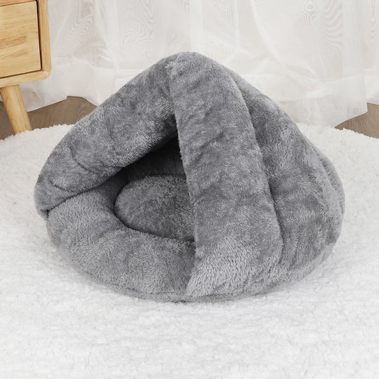 Panier chien de couleur gris durable. Le panier chien est en forme de nid de couleur gris et il est posé sur un tapis blanc. Image produit Boutiquechien