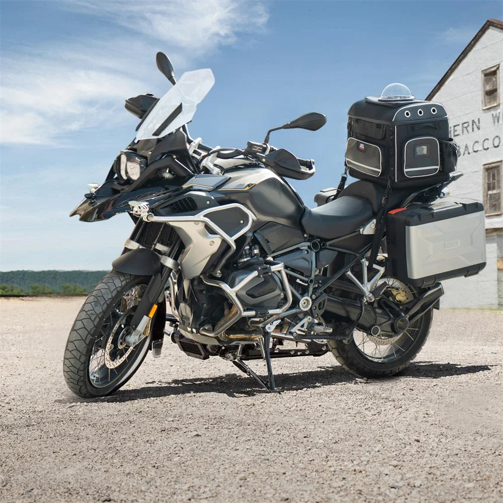 Panier chien moto sur une moto noir  Image