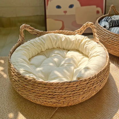 Panier en osier avec rembourrage blanc. en fond il y a un tableau d'un chat. Image produit Boutiquechien