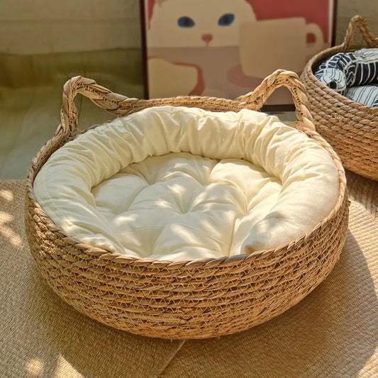 Panier en osier avec rembourrage blanc. en fond il y a un tableau d'un chat. Image produit Boutiquechien