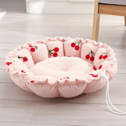Panier chien rose avec des cerise rouge durable et résistante. Le panier chien est dans un salon de couleur claire. Image produit Boutiquechien