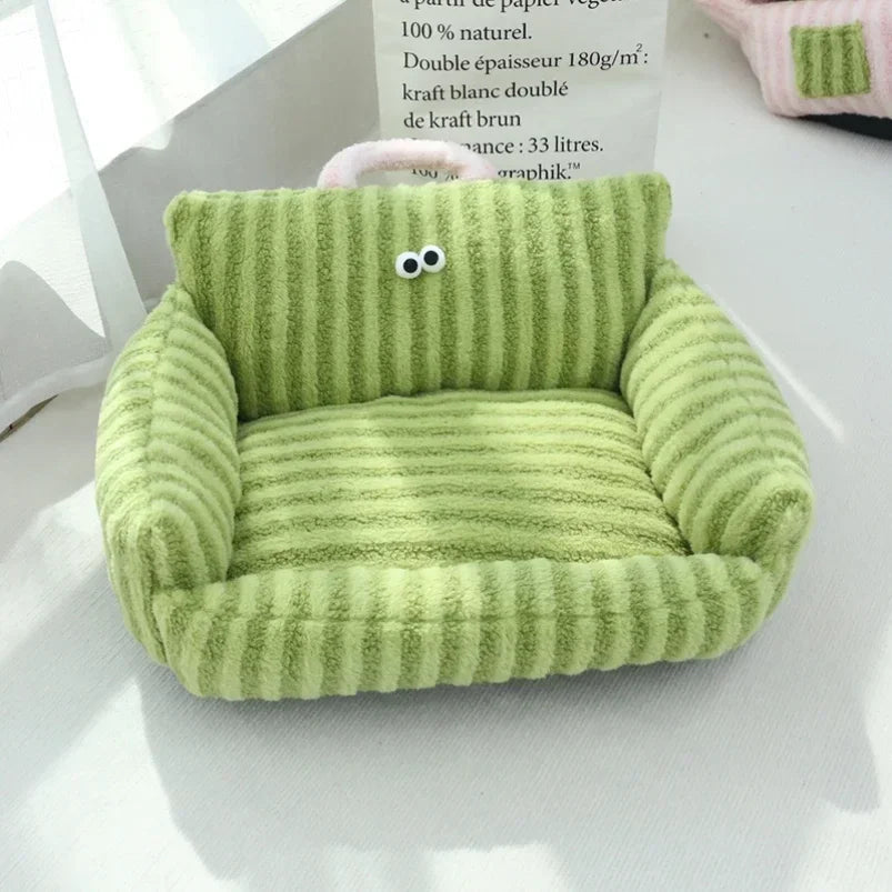 Panier chien rigolo de couleur vert et blanc style velours. Le panier est parfait pour les petits chiens. Image produit Boutiquechien