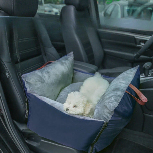 Panier de transport de couleur bleu et gris avec un petit chien blanc couché dans le panier. Le panier est dans une voiture de couleur noir. Image produit Boutiquechien