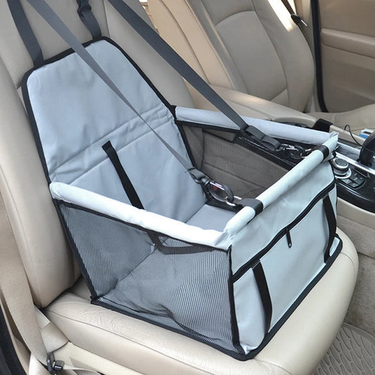 Panier de transport pour chien bleu ciel posé sur un chien de voiture de couleur blanc. Le produit possède de nombreuses attache sur le siege de la voiture. Image produit Boutiquechien