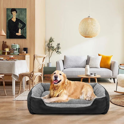 Panier noir et gris dans un salon classe. Le salon est de couleur clair avec un canapé en fond et une table sur le côté. Le chien est couché au milieu du salon dans son panier gris et noir. Produit boutiquechien