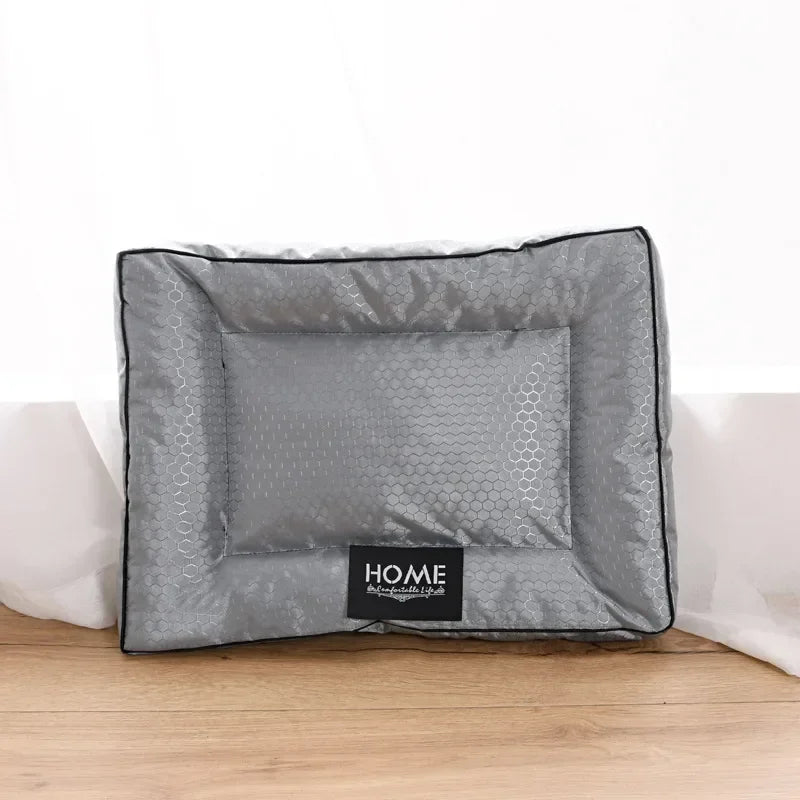 panier pour chien gris posé sur un mur blanc pour chien. Le panier est moelleux et doux pour chien. Image produit Boutiquechien