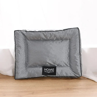 panier pour chien gris posé sur un mur blanc pour chien. Le panier est moelleux et doux pour chien. Image produit Boutiquechien