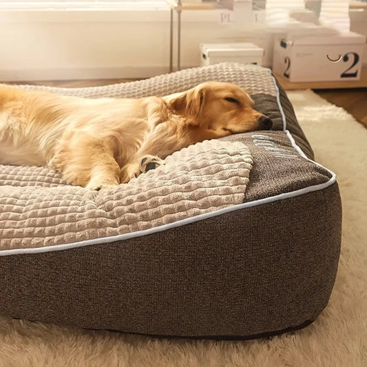 Panier pour chien moelleux xxl reposant et calme. Le chien brun est couché sur son panier en dormant profondément dans un salon clair. Image pour boutiquechien