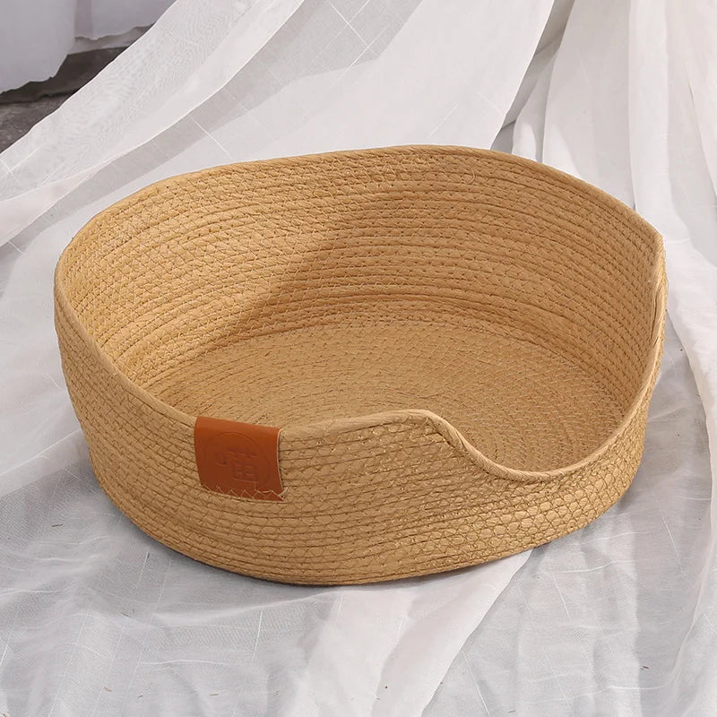 Panier osier chien de couleur beige posé sur un drap blanc. Image produit Boutiquechien