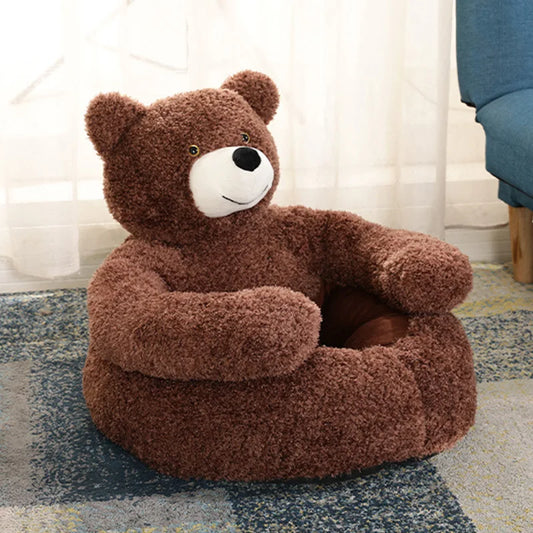 Panier pour chien en forme d'ours de couleur brun avec en fond un canapé bleu. Image produit Boutiquechein 