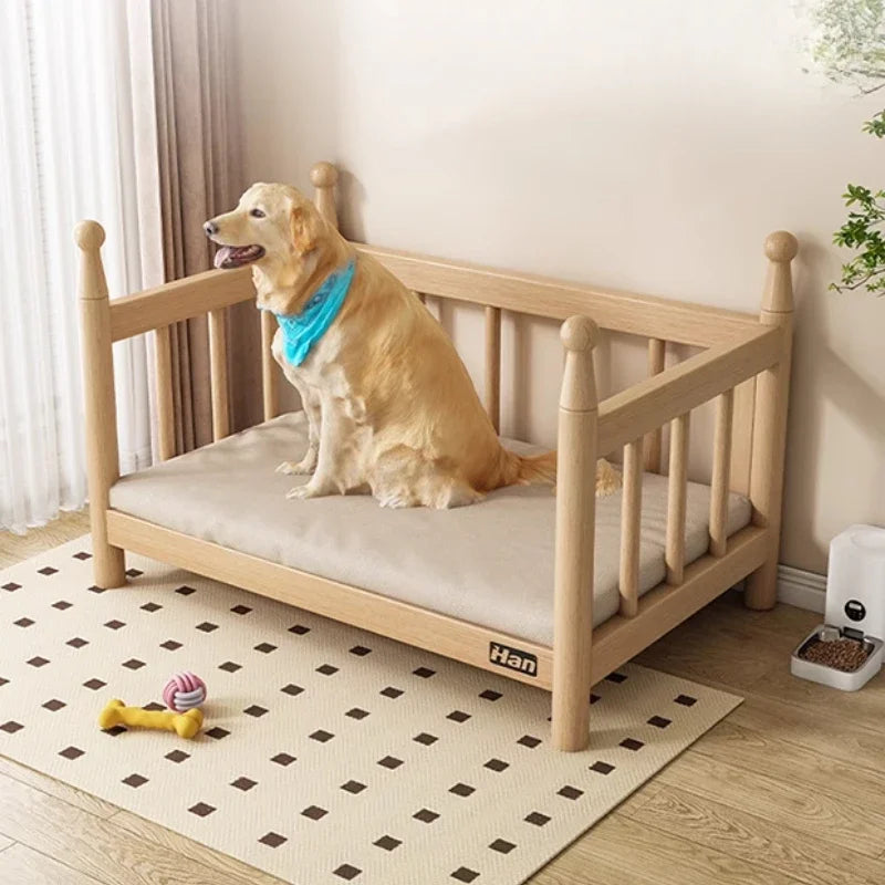 Panier pour chien bois avec un gros chien claire assis dessus dans un salon claire   Image