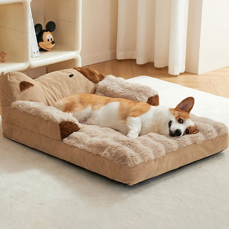 Panier pour chien design original avec un chien blanc et brun couche sur le panier dans un salon claire Image