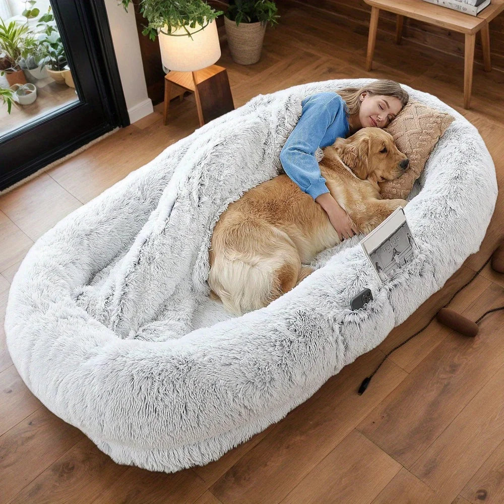 Panier pour chien pour humain avec une femme et un chien dormant ensemble  Image