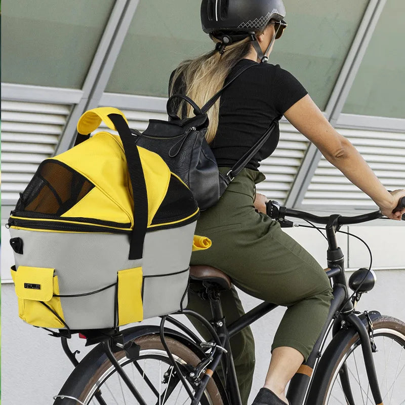 Panier vélo pour chien 12 kg avec une femme faisant du velo