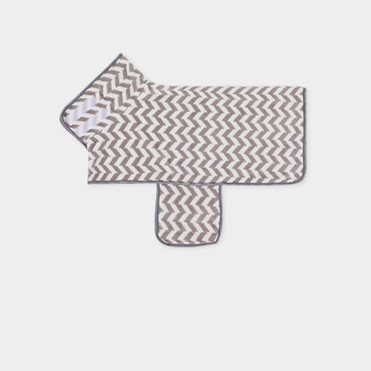 Peignoir pour chien de couleur gris et blanc avec des rayures de couleurs blanches. Image produit Boutiquechien