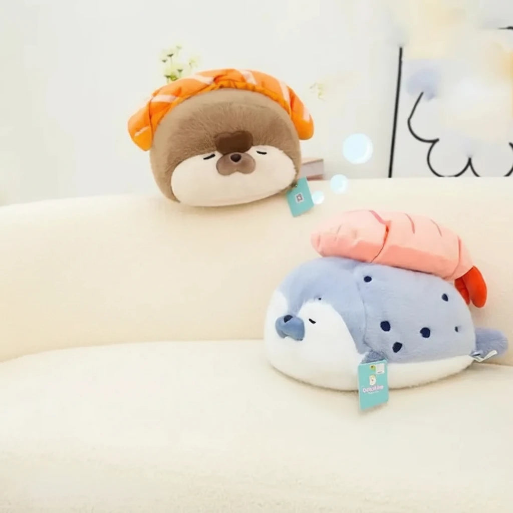 Peluche sushi chien bleu et brune sur un canapé de couleur blanc  Image