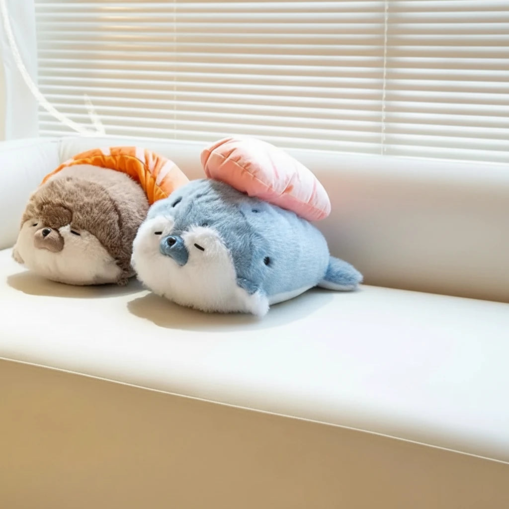 Peluche sushi chien sur un canapé de couleur clair  Image