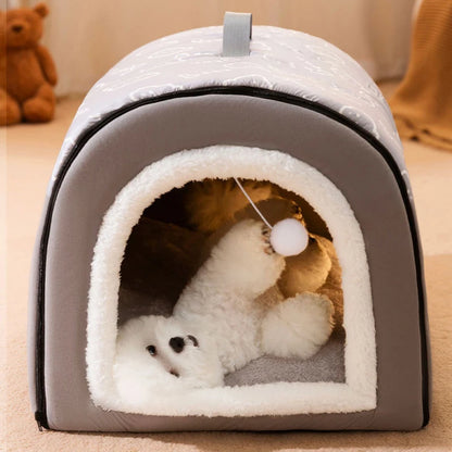 Panier chien de couleur gris rembourré. Un petit chien blanc est couché dans le nid pour chien. Image produit Boutiquechien
