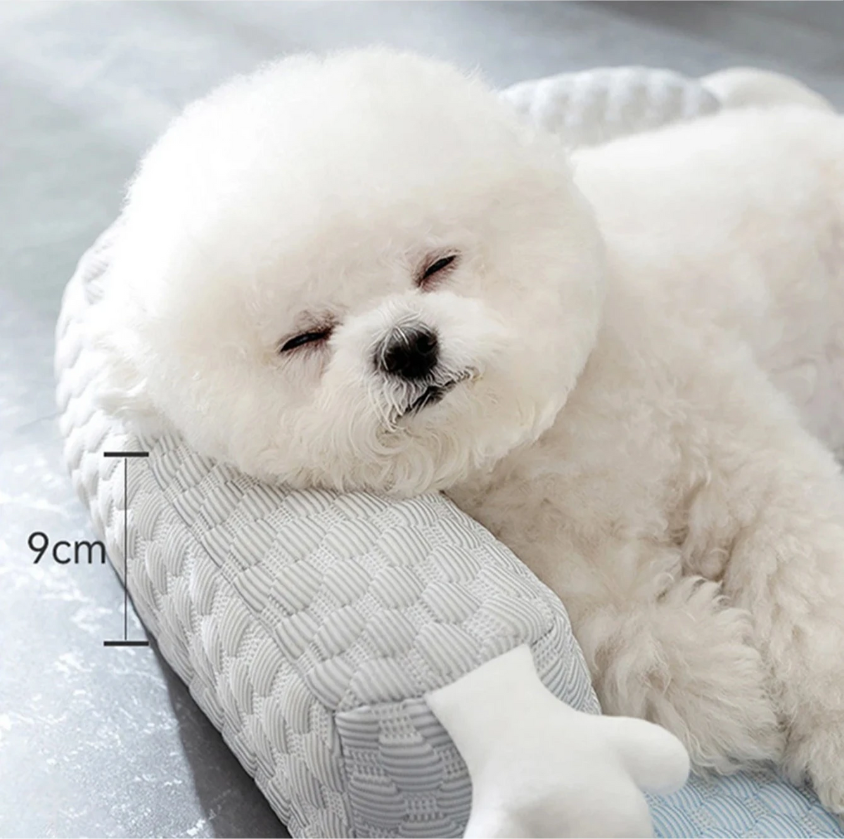 tapis doux pour chien de couler blanc avec appuie tête. Dimension de 9cm de hauteur. Image produit Boutiquechien