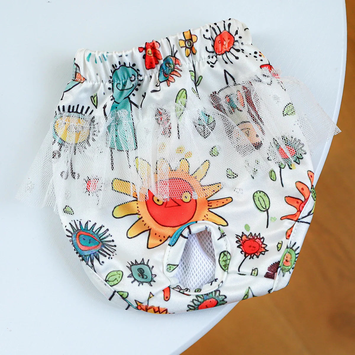 Petit couche pour chien blanche avec des dessins dessus. Image produit Boutiquechien