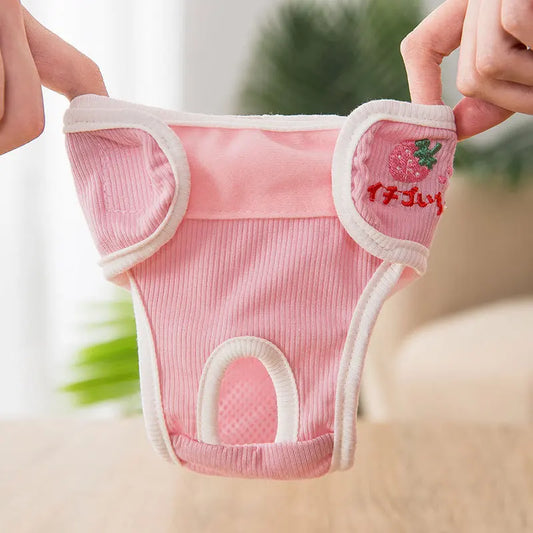 Petit culotte pour les chiens de couleur rose ave une forme de fraise. Image produit Boutiquechien