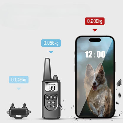 collier et télécommande léger pour chien. Image montrant qu'un téléphone est plus lourd que les deux produits. Image produit Boutiquechien