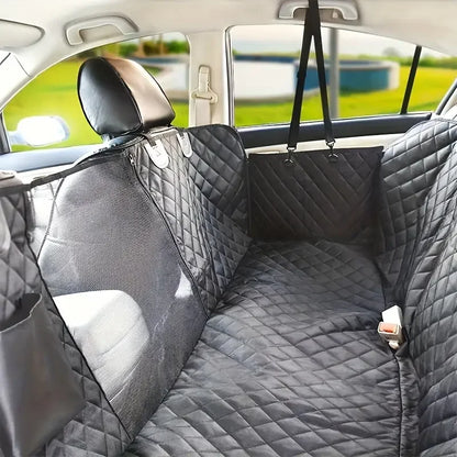 Protection de siège pour chien de couleur noir avec des sangles de maintien et une grille de protection. Le produit est mis en valeur dans ne voiture dans un intérieur claire. Image produit Boutiquechien