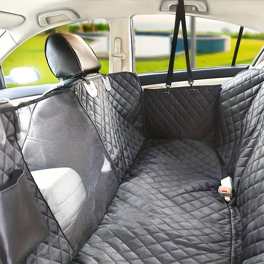 Protection de siège pour chien de couleur noir avec des sangles de maintien et une grille de protection. Le produit est mis en valeur dans ne voiture dans un intérieur claire. Image produit Boutiquechien