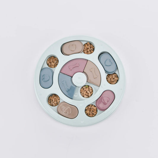 Puzzle pour chien de couleur bleu de forme circulaire. Le puzzle possède de nombreux compartiment pour cacher les friandises. Image produit Boutiquechien