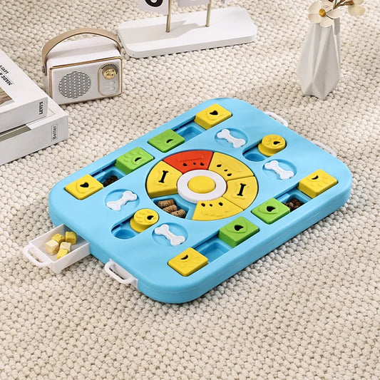 Puzzle pour chien de couleur bleu et jaune au format rectangulaire. Le puzzle est posé sur un tapis gris avec en fond des objects de couleurs blanc. Image produit Boutiquechien