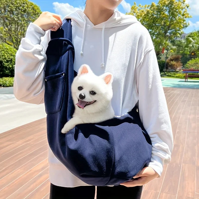 Sac banane pour chien avec une femme le portant dans un parc Image