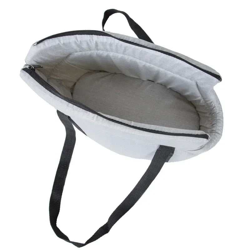 Sac de transport pour chien en voiture vue d'intérieur  Image