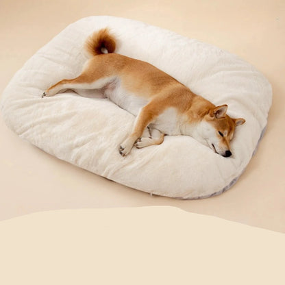 Le panier pour chien de couleur blanc crème avec un shiba blanc et brun dormant dessus. Image produit de boutiquechien