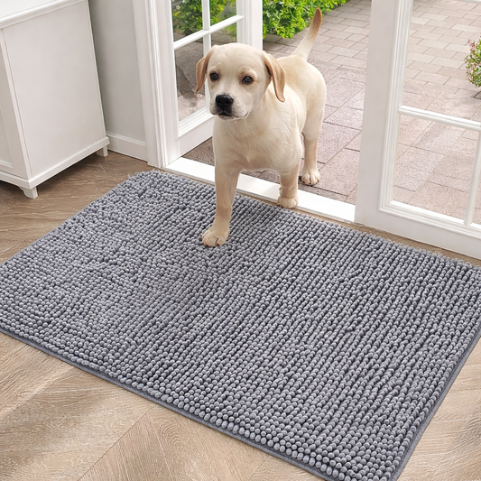 Tapis absorbant pour pattes de chien avec un chiot blanc