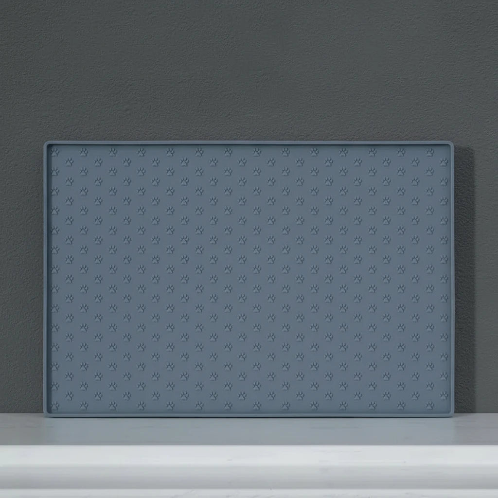 Tapis antiderapant gamelle chien mis en valeur dans un fond gris 