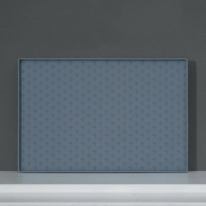 Tapis antiderapant gamelle chien mis en valeur dans un fond gris 