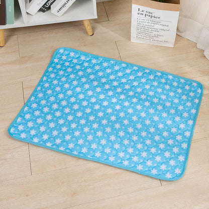 Tapis chien de couleur bleu avec flocon sur un sol de couleur claire. Le tapis chien absorbant est parfait pour les chiens. Le tapis est posé près d'une nappe blanche et d'une plante verte. Image produit Boutiuqechien 
