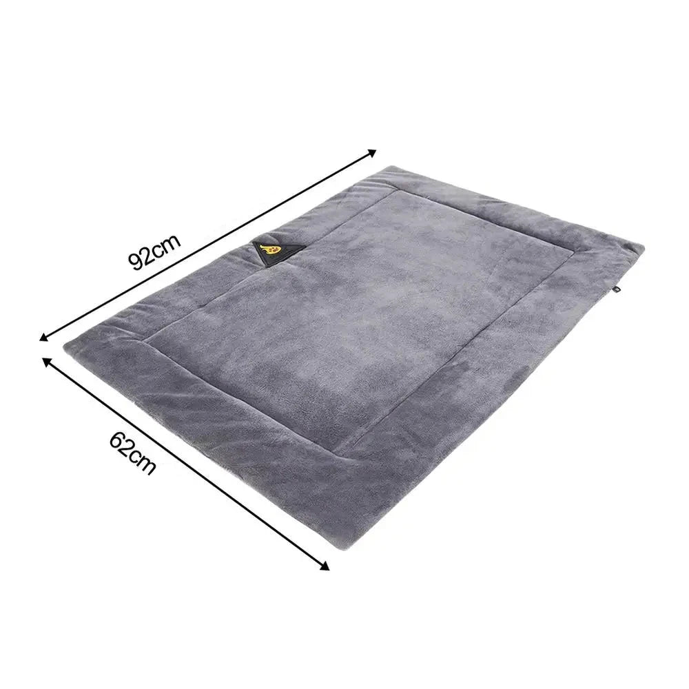 Tapis chien auto chauffant de couleur gris. Le tapis chien est de couleur gris et il est auto chauffant pour les grands chiens avec une taille de 92cm et 62 cm