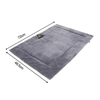 Tapis chien auto chauffant de couleur gris avec une dimensions de 72 cm et de 48.5cm. Image produit Boutiquechien