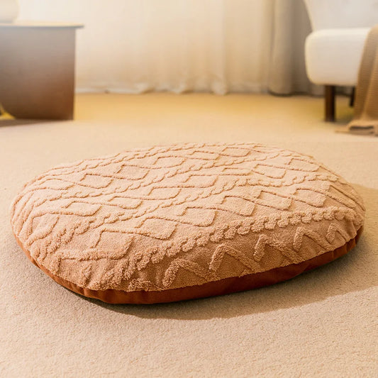 tapis moelleux pour chien de couleur beige posé sur un sol claire avec en fond un canapé blanc et une table basse design. Image produit Boutiquechien