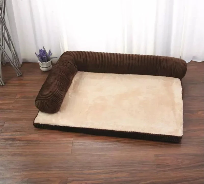 tapis avec coussin pour chien  de couleur brun et velours. Le panier chien est de couleur claire. Image produit Boutiquechien