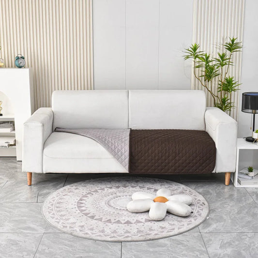 Tapis chien brun canapé lavable protégeant un canapé blanc. le canapé blanc est dans un salon de couleur blanc avec sur le côté une table basse. image produit Boutiquechien