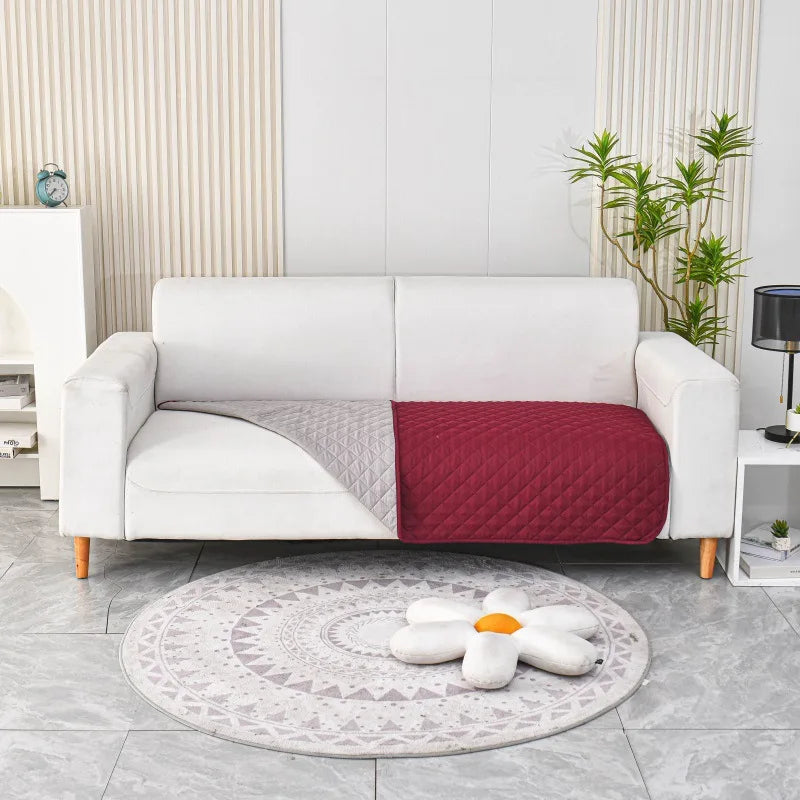 Tapis chien rouge canapé lavable protégeant un canapé blanc. le canapé blanc est dans un salon de couleur blanc avec sur le côté une table basse. image produit Boutiquechien
