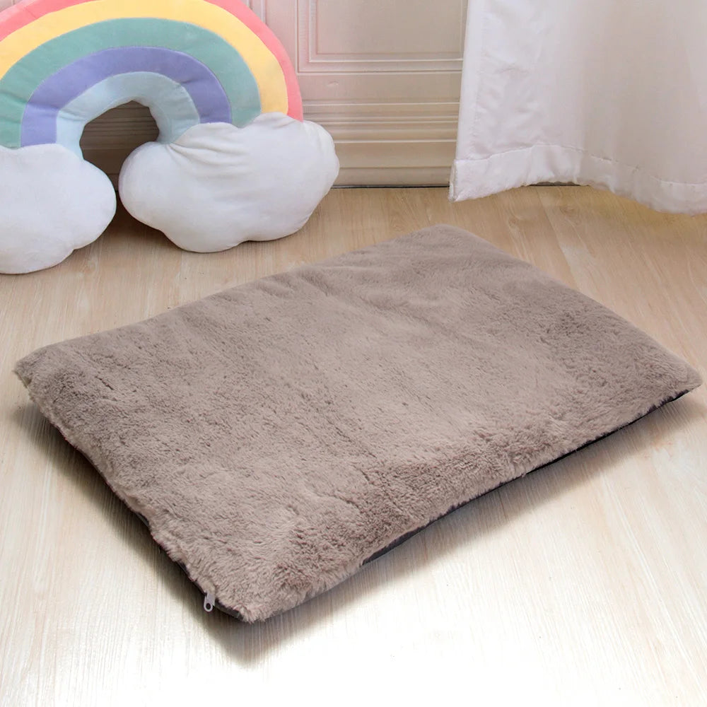 tapis moelleux pour chien de couleur café avec en fond un arc en ciel en peluche. Image produit Boutiquechien