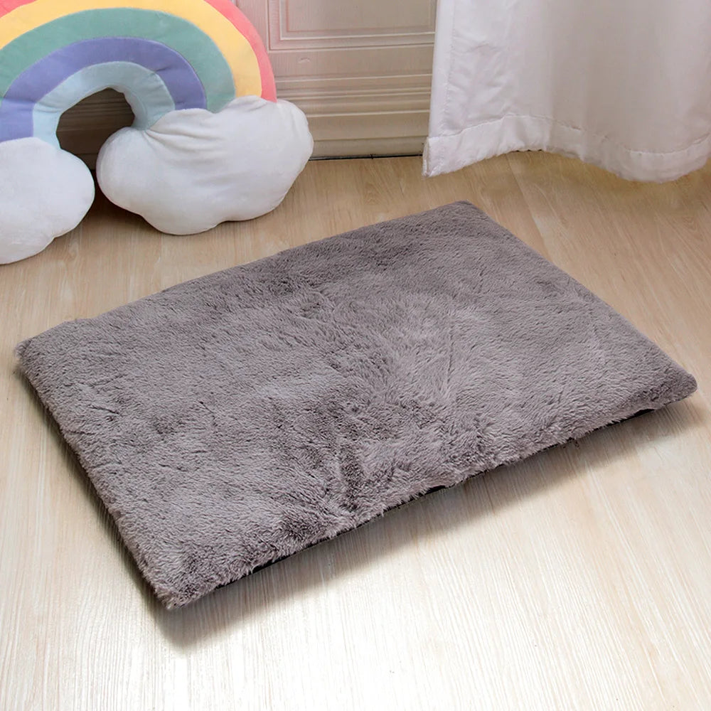 tapis pour chien confortable de couleur gris. Le tapis est doux et confortable pour les chiens. En fond il y a un arc en ciel en forme de peluche. Image produit Boutiquechien