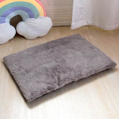 tapis pour chien confortable de couleur gris. Le tapis est doux et confortable pour les chiens. En fond il y a un arc en ciel en forme de peluche. Image produit Boutiquechien