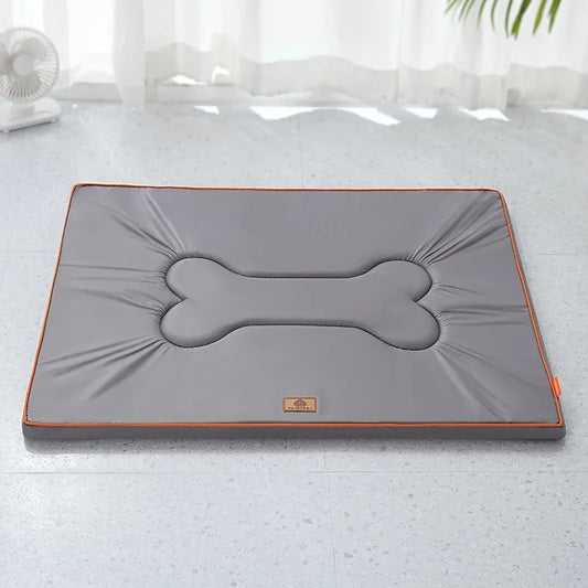 Tapis chien exterieur gris dans uns Alon claire 