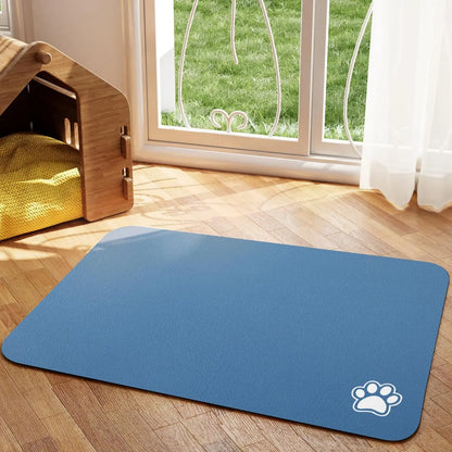 Tapis chien de couleur bleu avec une patte de couleur blanche sur le tapis pour gamelle de chien. Le tapis à gamelle pour chien est posé dans un salon avec sur le côté une niche en bois. Image produit Boutiquechien