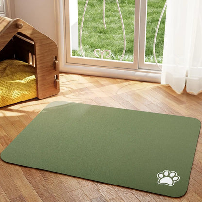 Tapis chien de couleur kaki avec une patte de couleur blanche sur le tapis pour gamelle de chien. Le tapis à gamelle pour chien est posé dans un salon avec sur le côté une niche en bois. Image produit Boutiquechien